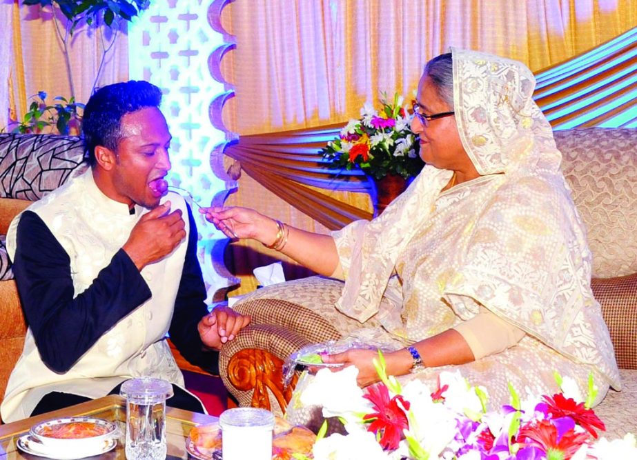 Prime Minister Sheikh Hasina entertaining Shakib Al Hasan with sweet when Shakib Al Hasan went to Gono Bhaban for a courtesy visit marking the Eid-ul-Azha on Saturday. BSS photo