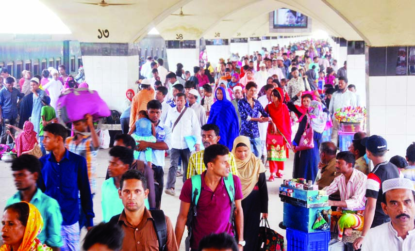 People have started returning to the city after celebrating Eid-ul-Azha with their near and dear ones. The snap was taken from the city's Kamalapur Railway Station on Tuesday.