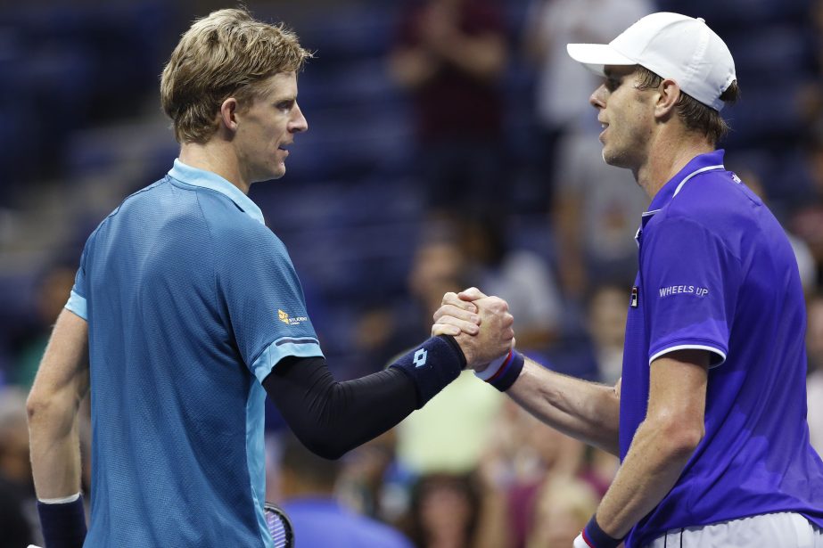 Sam Querrey of the United States (right) congratulates Kevin Anderson of South Africa after Anderson upset him in a quarterfinal match at the U.S. Open tennis tournament in New York on Wednesday.