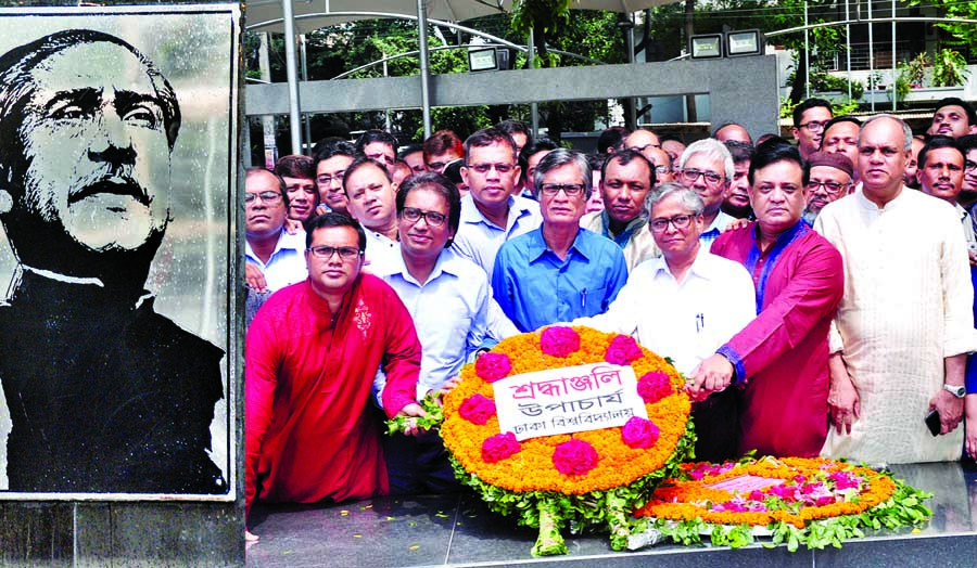 Acting Vice-Chancellor of Dhaka University Prof Dr Akhtaruzzaman along with other teachers paying tributes to Father of the Nation Bangabandhu Sheikh Mujibur Rahhman placing wreaths on his portrait at 32, Dhanmondi in the city on Thursday after taking ove