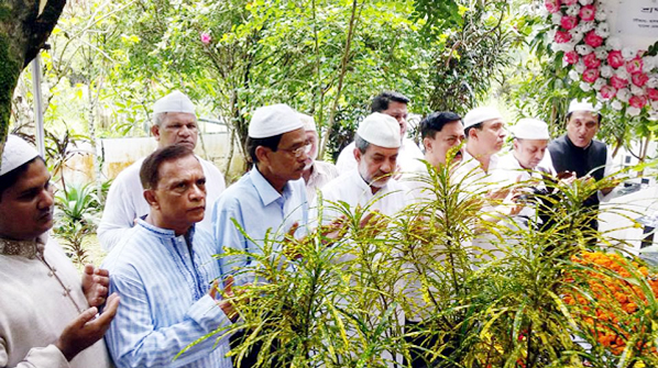 Chairman of the Parliamentary Standing Committee on Ministry of Railway ABM Fazle Karim Chowdhury alongwith the leaders of the ruling party offering munajat at the grave of his beloved father former noted parliamentarian AKM Fazlul Kabir Chowdhury at
