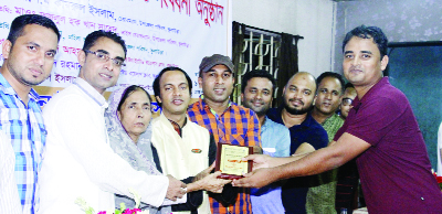 KULAURA(Moulvibazar ): ASM Kamrul Islam, Chairman, Kulaura Upazila Parishad and other guests giving crest to Mahfuz Shakil, former President of United Royals Club, Kulaura during Eid re-union and reception of the Club on Saturday.