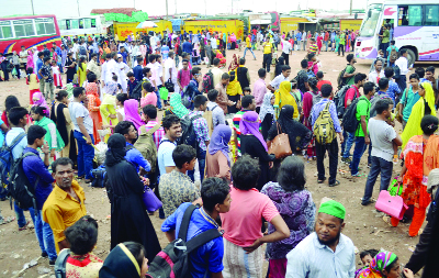 MUNSHIGANJ: People at Shimulia Ghat eagerly waiting for transports as traffic jam createred transports shortage on Saturday.