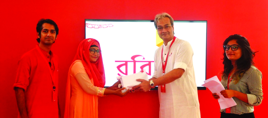 Ekram Kabir, Vice-President of Robi, handing over a prizebond worth Tk one lakh to Hasina Rahman Ety for wining of "Abar Lakhpoti" campaign at its head office in the city on Sunday.