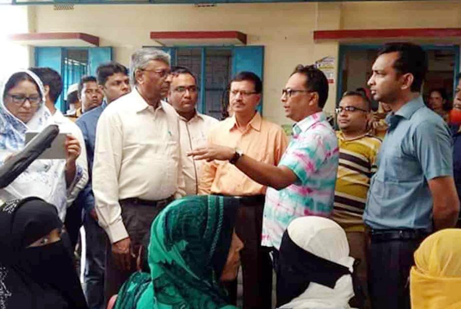 Kazi Reazul Hoque , Chairman, Human Rights Commission enquiring about treatment of Rohingyas at Kutupalang Community Clinic in Chittagong recently.