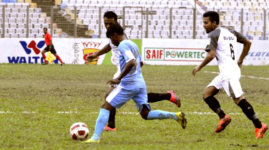 A moment of the match of the Saif Power Battery Bangladesh Premier League Football between Farashganj Sporting Club and Arambagh Krira Sangha at the Bangbandhu National Stadium on Tuesday.