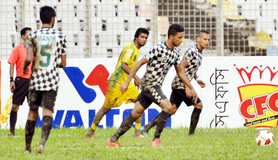 A moment of the match of the Saif Power Battery Bangladesh Premier League Football between Dhaka Mohammedan Sporting Club Limited and Rahmatganj MFS at the Bangabandhu National Stadium on Wednesday. The match ended in a goalless draw.