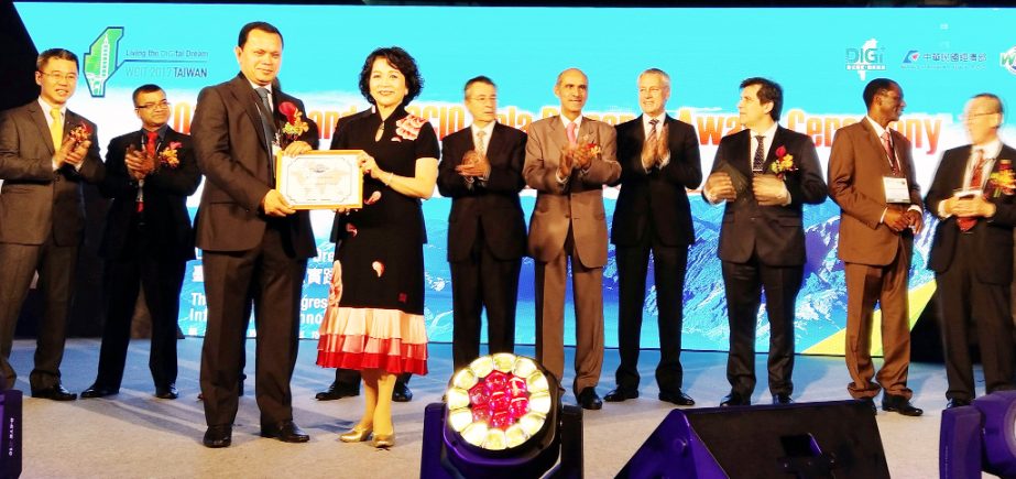 Md. Sabur Khan, Chairman of Board of Trustees of Daffodil International University receives ICT award for the University from WITSA President Yvonne Chiu in a Grand Awarding Ceremony and Gala dinner in presence of Prime Minister of Taiwan William Lai.