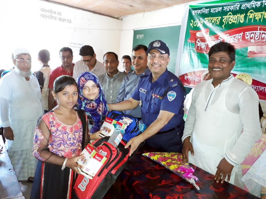 Md Rafiqual Hossain, Officer-in- Charge of Satkania Thana distributing educational materials among 22 meritorious students of Rupkania Model Government Primary School who obtained PSC scholarship as Chief Guest on Tuesday. Among others, Md Nazmin Ak