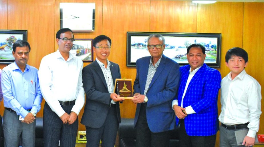 Expatriates' Welfare Minister Nurul Islam BSc handing over an honorary crest to Joong-Hwan Lim, General Manager of Daewoo E&C Global HR and Service Team at the Kalyan office on Tuesday. BMET DG Md Selim Reza, Migration Analyst Hassan Ahamed Chowdhury Kir