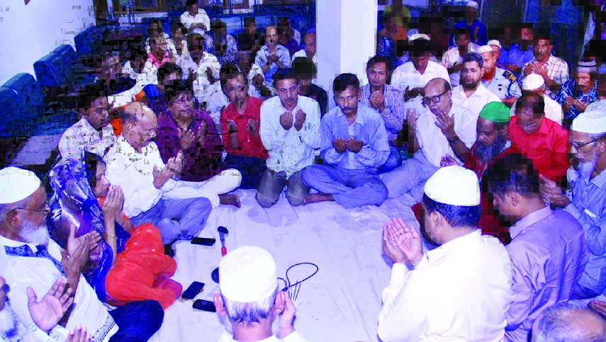 Participants offering Munajat on 71st birthday of Prime Minister Sheikh Hasina and her early recovery at a ceremony organised by Jatiya Press Club at the club on Thursday.