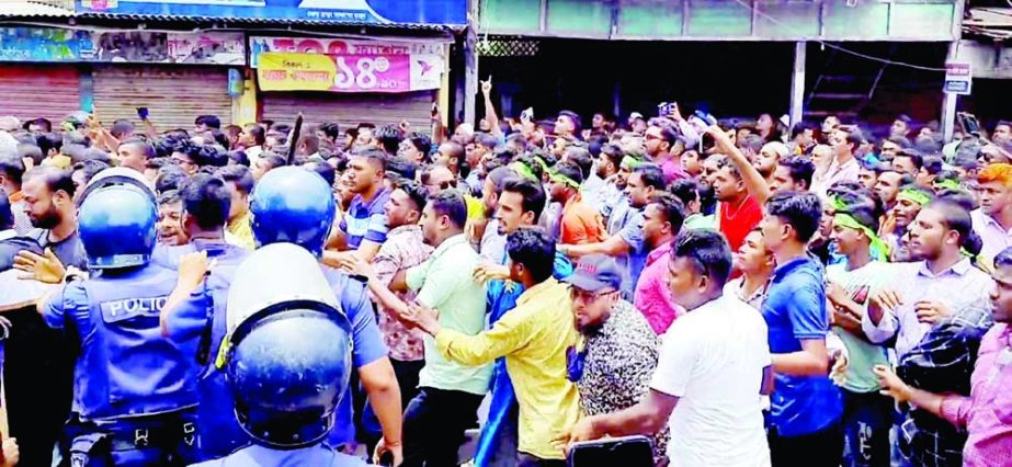 BNP activists and police lock in a clash during the party's protest rally at Kalinath Roy Bazar in Sadar upazila of Bhola district on Sunday. NN photo