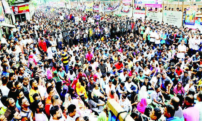 Leaders and activists of Dhaka metropolitan BNP stage a rally in front of the National Press Club on Tuesday protesting the killing of a Secchasebok Dal worker in Bhola.