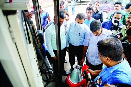 Officials of BSTI department conduct a drive at a petrol pump in city's Badda area on Wednesday after the complaint of National Consumers Right Protection Directorate.