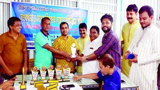 MIRZAPUR (Tangail): Md Hafizur Rahman, UNO gives crests among the elected chairmen of 14 unions at a reception of Mirzapur Upazila organised by Mirzapur Reporters' Unity on Sunday.