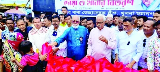 KHULNA : Talukder Abdul Khaleque , Mayor, Khulna City Corporation ( KCC) distributes foodstuff among distressed women marking the 92nd birth anniversary of Bangamata Fazilatunnesa Mujib organised by Khulna City Unit Swechchhasebak League on Monday.