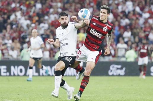 Bruno Mendez of Brazil's Corinthians (left) fights for the ball with Pedro of Brazil's Flamengo during a Copa Libertadores quarterfinal second leg soccer match at the Maracana stadium in Rio de Janeiro, Brazil on Tuesday.