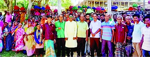 CHUNARUGHAT ( Habiganj ): Tea labourers of Parkul Tea Garden in Chunarughat Upazila form a human chain on Wednesday demanding increase their wages.