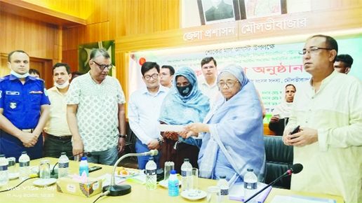 MOULVIBAZAR: Nesar Ahmed, MP from Moulvibazar-3 along with others hands over cheques among the cancer, kidney, thalassaemia, paralysis, heart failure patients in the conference room of District Commissioner on Friday.