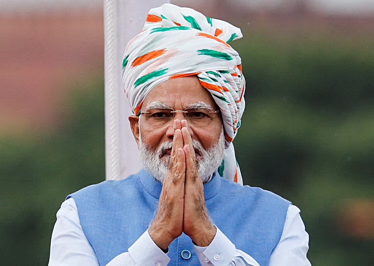 Indian Prime Minister Narendra Modi greets the crowd after addressing the nation during Independence Day celebrations at the historic Red Fort in Delhi, India, August 15, 2022. Reuters