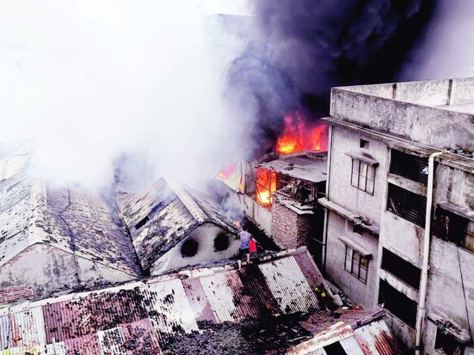 Smoke bellows from a massive fire that broke out at a plastic factory in the capital's Chawkbazar area on Monday. NN photo