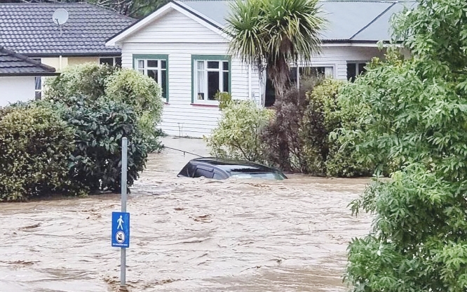 Deluge sinking New Zealand, hundreds being evacuated