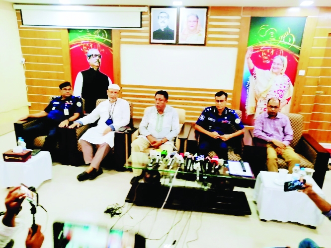 Barishal Range DIG SM Akhtaruzzaman addresses a press briefing over a clash between two BCL factions in Barguna at the auditorium of Barguna Circuit House on Thursday.