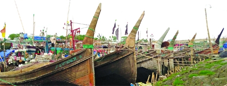 Fishing boats remain anchored at Alipur Mohipur harbour in Kuakata under Patuakhali district on Friday as Bay of Bengal became turbulent due to inclement weather.
