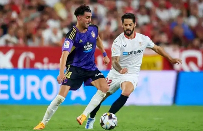 Isco(right)of Sevilla FC competes for the ball with Kike Perez of Real Valladolid CF during the LaLiga Santander at Estadio Ramon Sanchez Pizjuan in Seville, Spain on Friday.