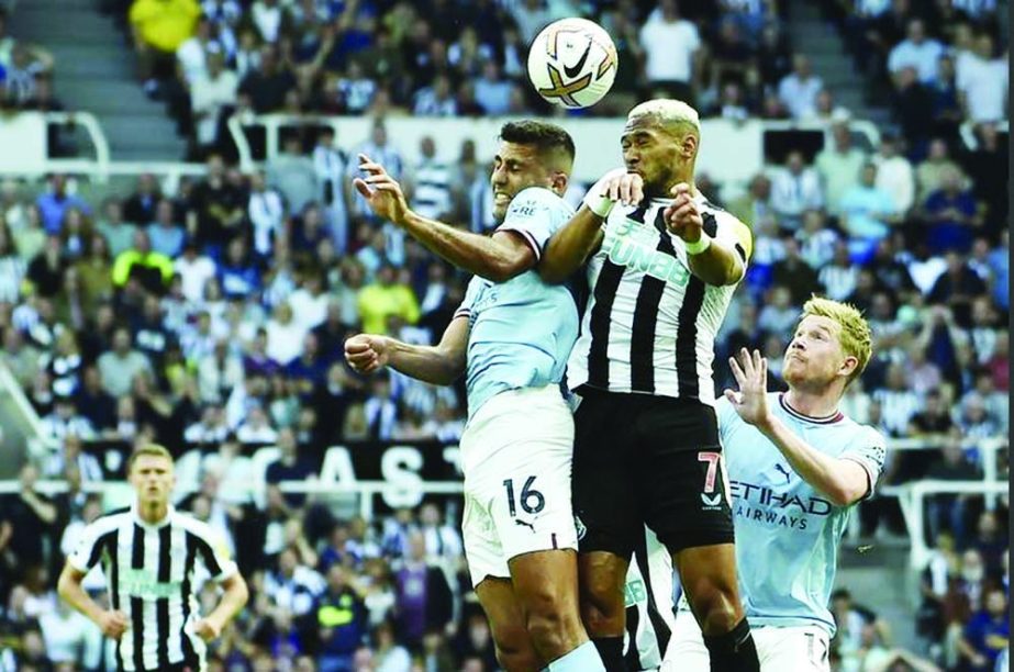 Manchester City's Kevin De Bruyne (right) watches as Newcastle's Joelinton (center) challenges Manchester City's Rodrigo during the English Premier League soccer match at St. James Park in Newcastle, England on Sunday. AP photo