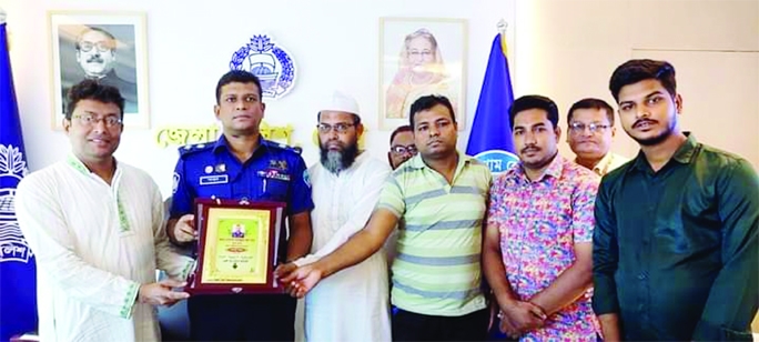 FENI: Journalist leaders greet the outgoing Feni District Superintendent of Police Muhammad Abdullah Al Mamun during a courtesy meeting with journalists in the Conference Room of Feni Police Superintendent's Office on Monday.