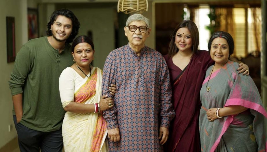 From left to right: Arosh Khan, Chayanika Chowdhury, Abul Hayat, Rukaiya Jahan Chamak and Mili Bashar at a photo session at the shooting spot of drama ‘Anandadham’