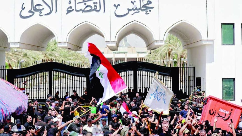 Supporters of Iraqi Muslim Shiite cleric Moqtada Sadr gather outside the headquarters of the Supreme Judicial Council, Iraq's highest judicial body, in the capital Baghdad on Tuesday. Internet photo