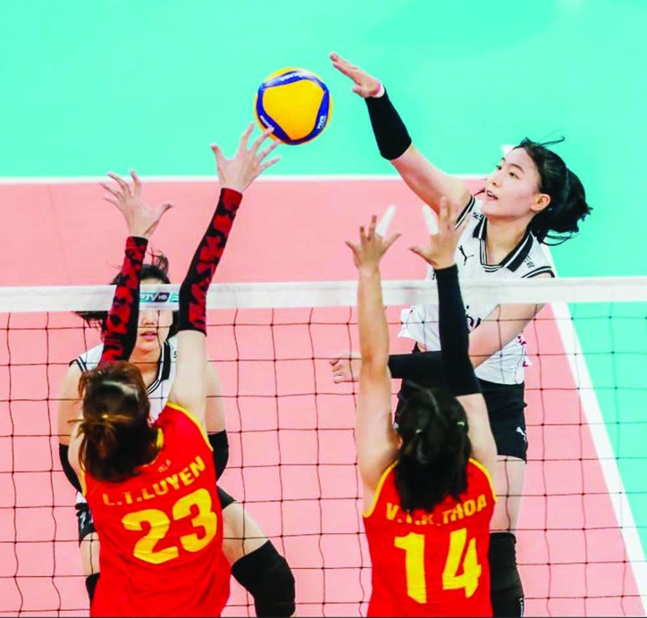 South Korea's Ko Seohyun (Right) spikes the ball during the preliminary round pool A match against Vietnam in the 2022 AVC Cup for Women in Pasig City, the Philippines on Wednesday. AP photo