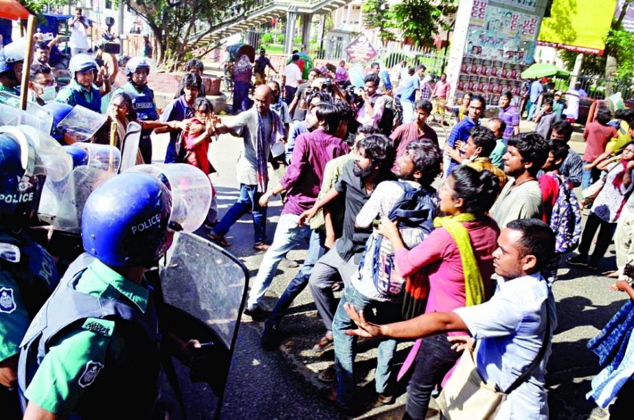 Members of the Left Democratic Alliance (LDA) engage in a scuffle with police during observing half-day strike at Shahbag intersection on Thursday. NN photo