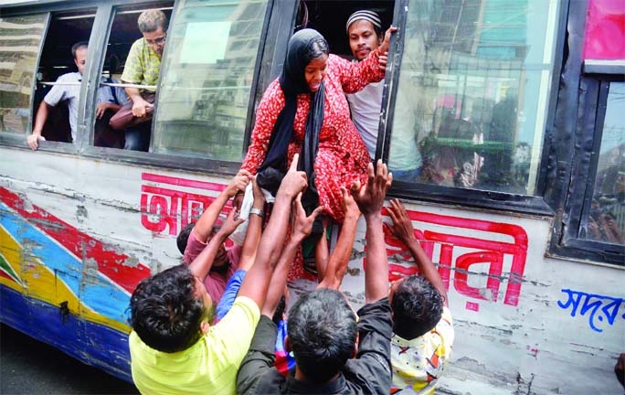 Many bus passenger jumped through the window fearing picketers attack in the Paltan area on Thursday.