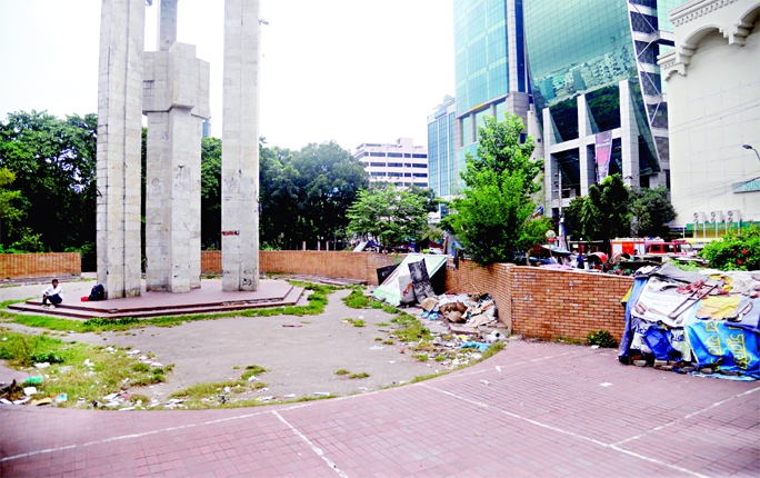 The triangle shaped Panthokunjo Park located along the busiest Kazi Nazrul Islam Swarani in Karwan Bazar area has turned into a den of drug addicts and dumping ground due to the negligence of concerned authority.