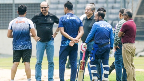 President of the Bangladesh Cricket Board Nazmul Hassan Papon ( fourth from the left) talking to the members of Bangladesh T20 Cricket team recently. Some BCB officials were also present at the time.