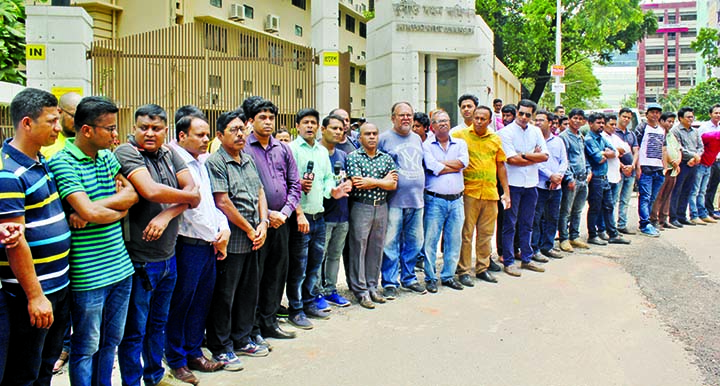 Journalists formed a human chain in front of the Anti-Corruption Commission office in the city on Wednesday in protest against letters issued against two journalists.