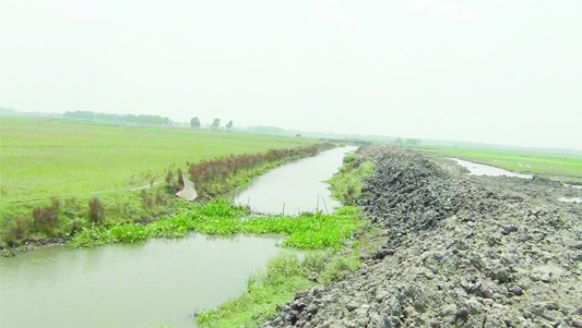 NAOGAON: An influential section constructed dam on a waterbody 'Bilsuti' at Atria in the district causing hindrance to fish cultivation recently .