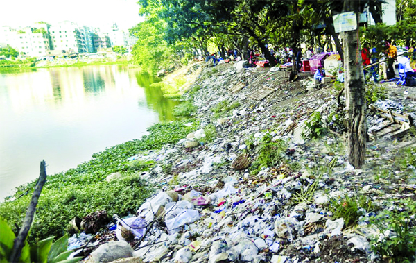 A portion of Gulshan Lake area filled with garbage by the locals and makeshift shop owners those set up on the lake side illegally. But the authority concerned seemed uncared to prevent the onrush of floating waste and help maintain the beautification. Th