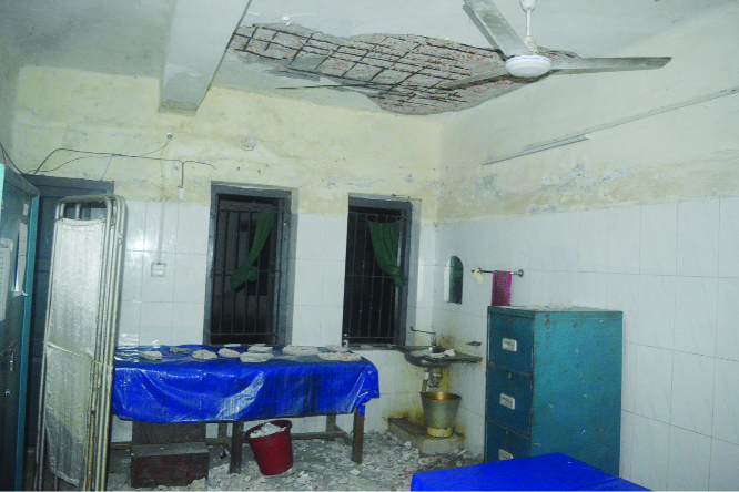 KURIGRAM : Plasters of Ulipur Health Complex collapsed yesterday .