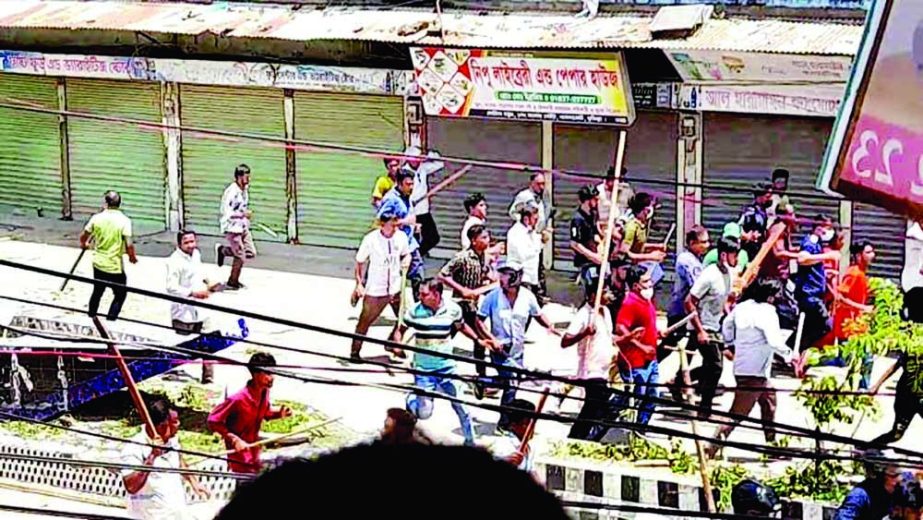 Sporadic clashes take place between ruling Awami League (AL) and opposition BNP activists in Nangalkot upazila of Cumilla district on Wednesday. NN photo