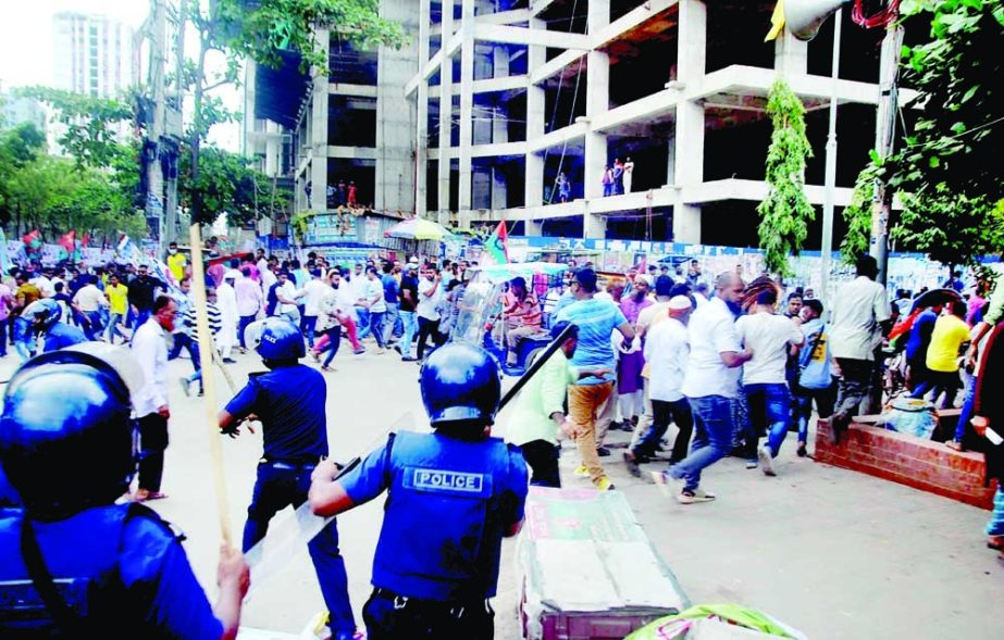 Policemen and BNP activists clash in No-2 rail gate point at Narayanganj on Thursday. NN photo