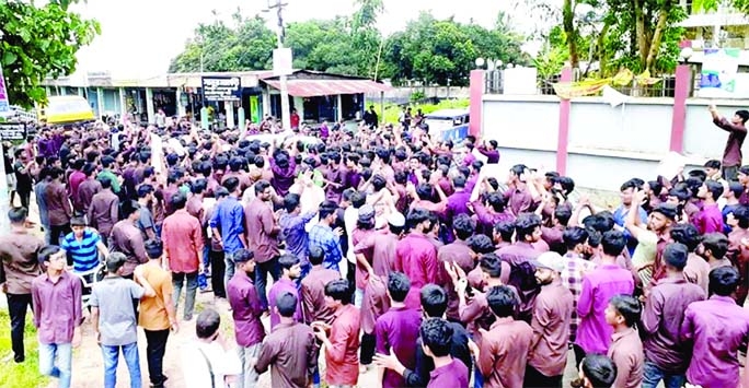 Students of polytechnique block the road protesting injures to one of their fellow by CNG auto-rickshaw drivers on Saturday.