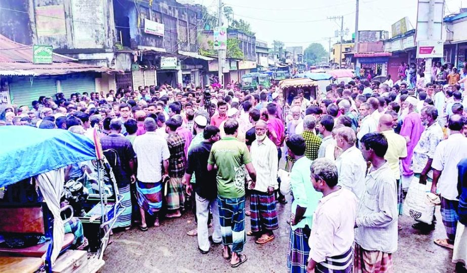 Several hundreds of farmers stage protest in Jamalpur sadar upazila on Monday, demanding sufficient supply of fertiliser as per their need. NN photo