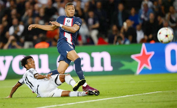 Paris Saint-Germain's forward Kylian Mbappe (right) and Juventus' midfielder Juan Cuadrado (left) fight for the ball during the UEFA Champions League Group- H first leg football match at Parc des Princes Stadium in Paris on Tuesday.