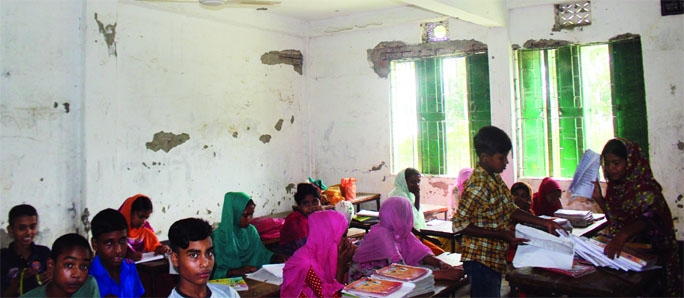BHANGURA (Pabna): Students are attending classes in a of risky room of Gobindpur Government Primary School in Khanmarich Union of Bhangura Upazila. The photo was taken on Tuesday.