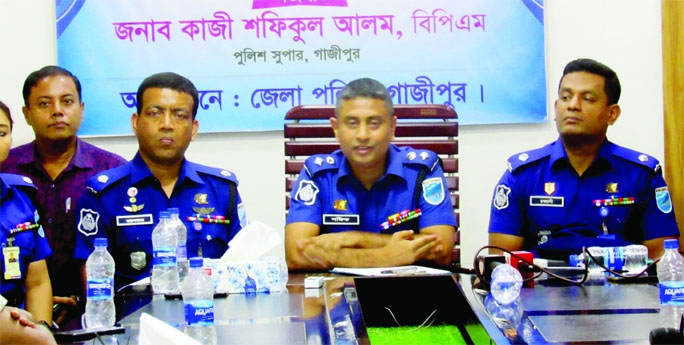 GAZIPUR: Kazi Shariful Alam, newly- appointed SP, Gazipur addresses a view-exchange meeting with journalists of electronics and print media at SP’s Office on Tuesday.