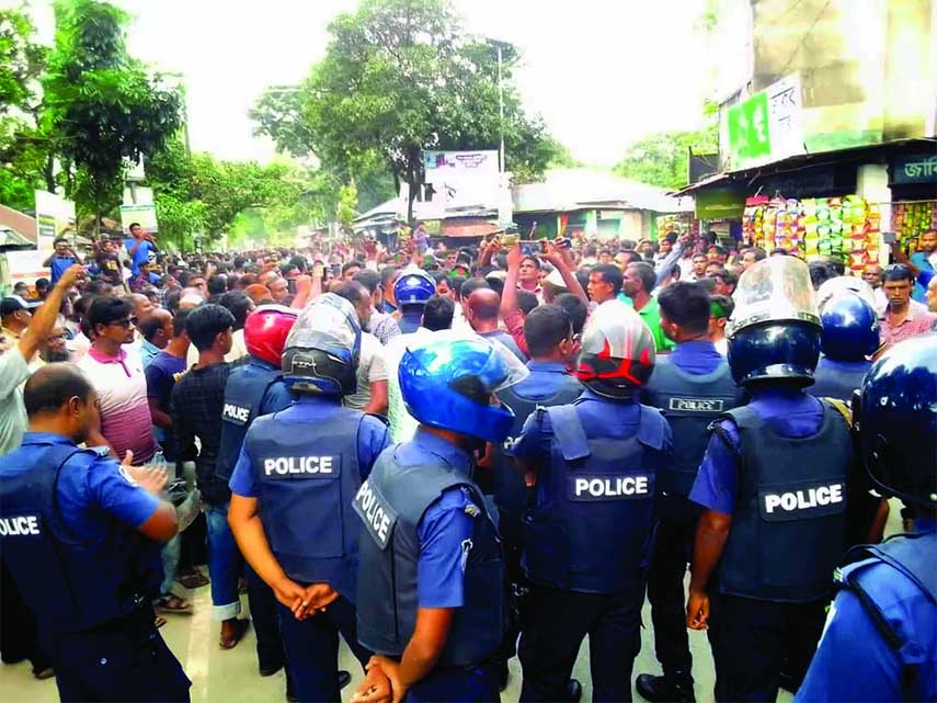 Police obstruct a BNP rally at Zero point in Gangachara upazila of Rangpur on Thursday afternoon. Photo collected